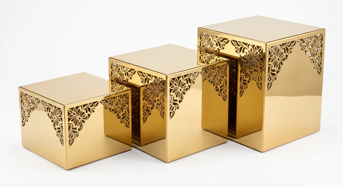 Trio de présentoirs cubes dorés