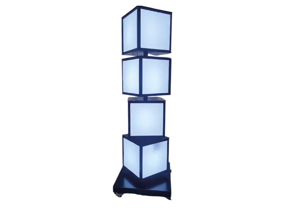 Totem rotatif à cubes lumineux